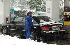 中石化加油工每天20萬次提起加油槍