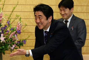 安倍，討來的達沃斯演講