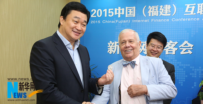 羅杰斯參加思客會，與新華網(wǎng)董事長、總裁田舒斌親切交談。