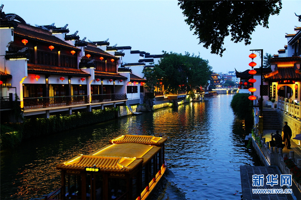 夜色秦淮河，璀璨醉人心