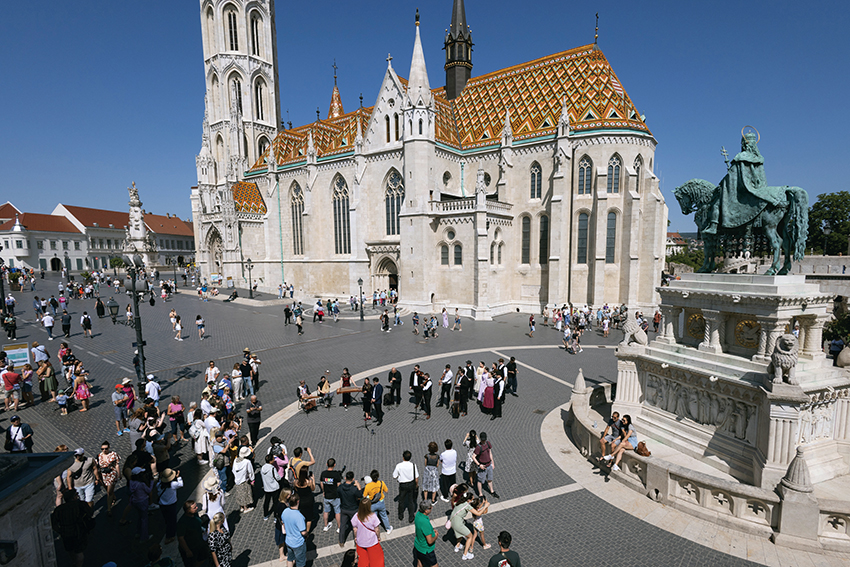 與余澤民相遇，與拉斯洛結(jié)緣