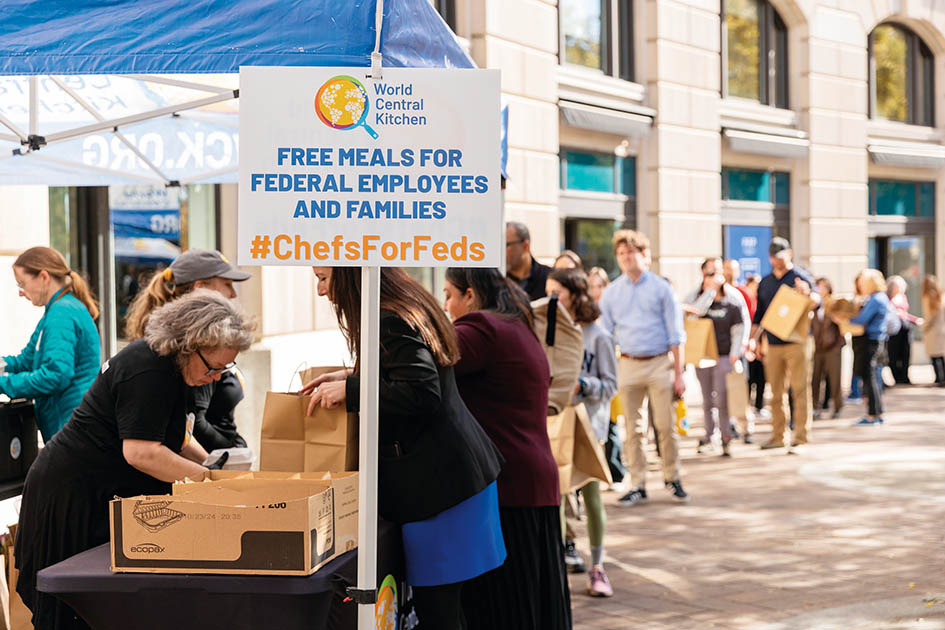 2025年11月5日,在美国首都华盛顿,联邦雇员排队领取免费食物 胡友松摄/本刊 2025年11月5日,在美国首都华盛顿,联邦雇员排队领取免费食物 胡友松摄/本刊