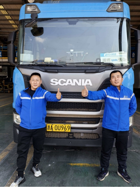 高速路上的“逆行者”：山東中通快遞四名駕駛員勇?lián)滠囕v大火