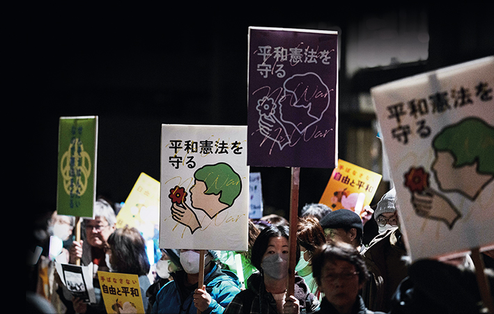 2026年2月27日,在日本东京的首相官邸前,民众手持标语参加抗议活动 贾浩成摄/本刊 2026年2月27日,在日本东京的首相官邸前,民众手持标语参加抗议活动 贾浩成摄/本刊