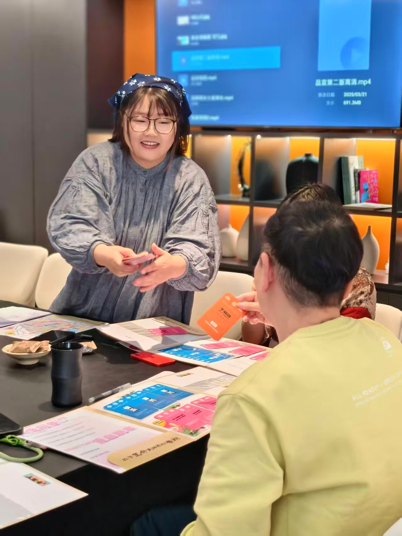 在上海静安区,上海摆渡人举办的“生命咖啡馆”活动 受访人供图 在上海静安区,上海摆渡人举办的“生命咖啡馆”活动 受访人供图