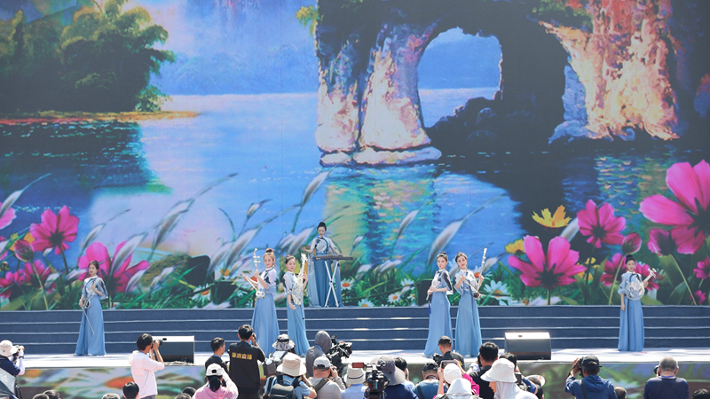 花語(yǔ)湖畔、香動(dòng)凌源 女子水晶樂(lè)坊亮相第五屆中國(guó)凌源百合節(jié)