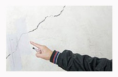 北京豐臺(tái)翠林三里區(qū)老房墻體開裂 居民驚心