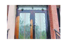 物業(yè)強(qiáng)行把業(yè)主房門涂黑 稱公司要求統(tǒng)一