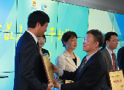 國(guó)家信訪局黨組成員、副局長(zhǎng)李皋為獲獎(jiǎng)?wù)哳C獎(jiǎng)