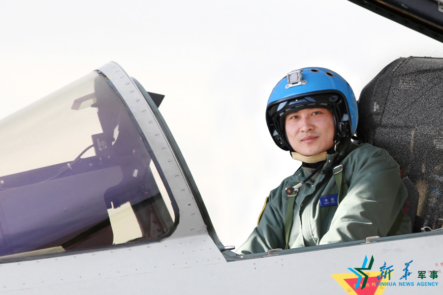 ↑戰(zhàn)機上準備起飛的張超。