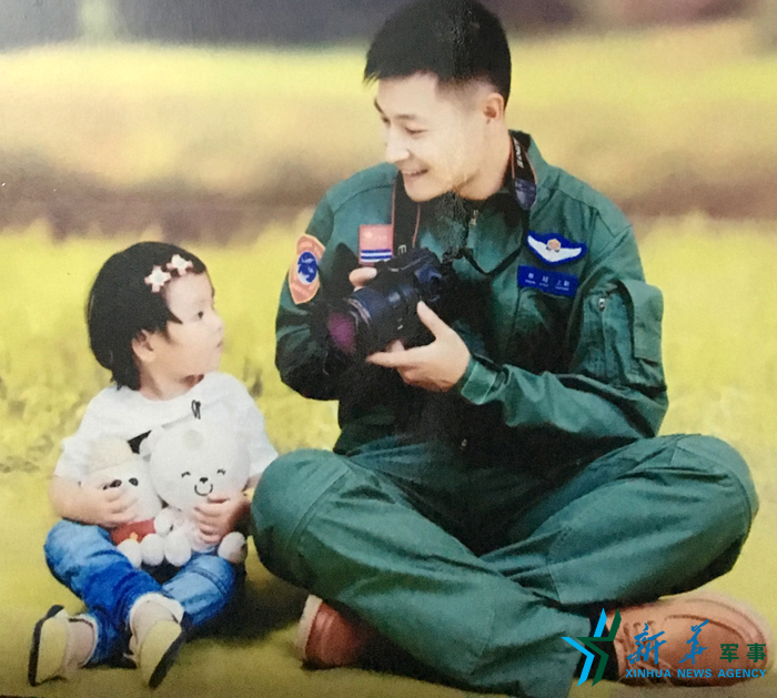 資料圖片：被選為艦載戰(zhàn)斗機(jī)飛行員的張超與女兒合影。
