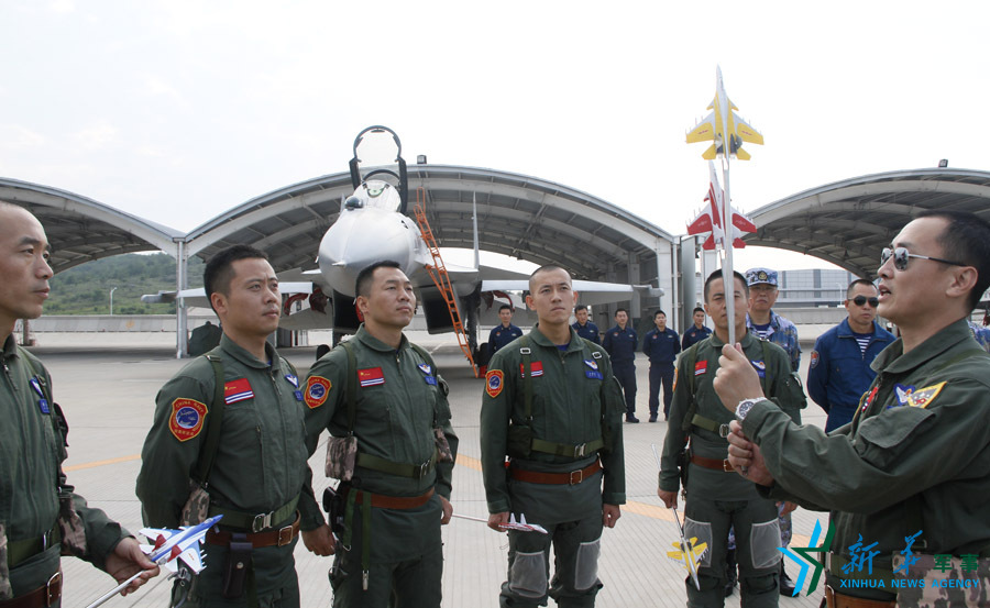 ↑海軍某艦載航空兵部隊(duì)部隊(duì)長(zhǎng)戴明盟帶領(lǐng)飛行員進(jìn)行地面模擬訓(xùn)練。