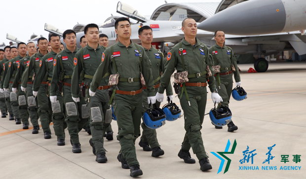 &uarr;飛行員列隊進場。