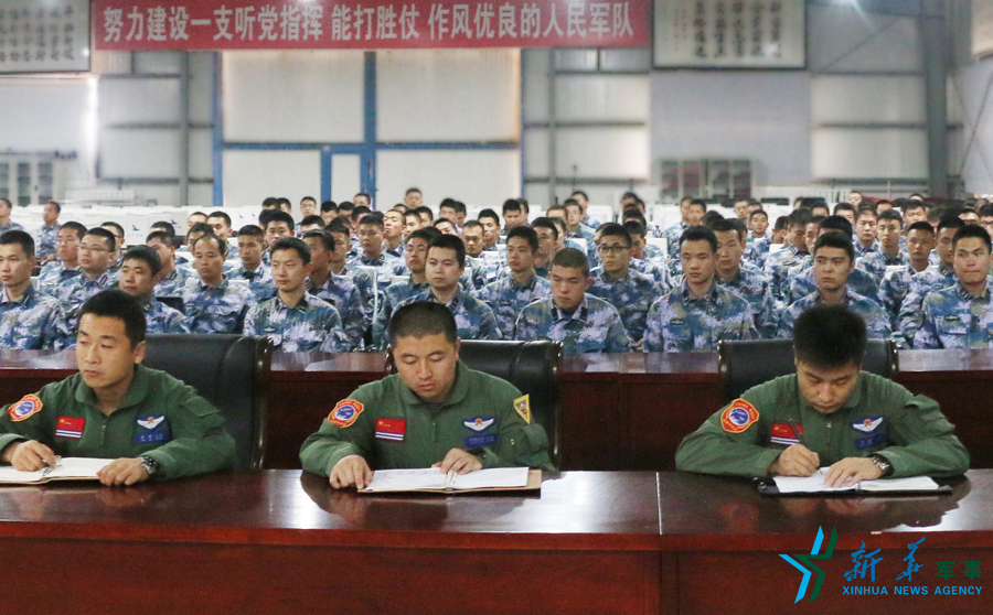 資料圖片：張超（右一）參加部隊(duì)思想政治教育。