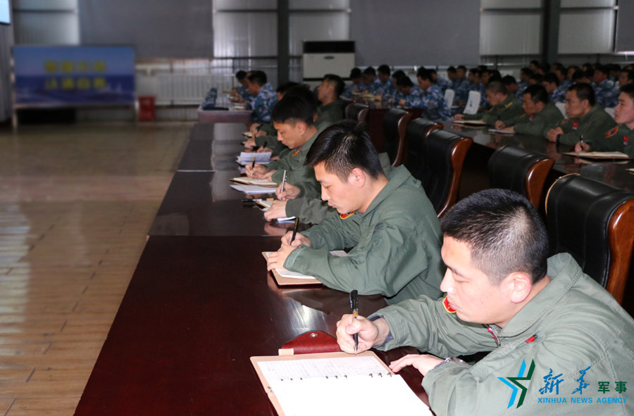 ↑資料圖片：張超參加部隊組織的《改革強軍主題教育》授課現(xiàn)場。