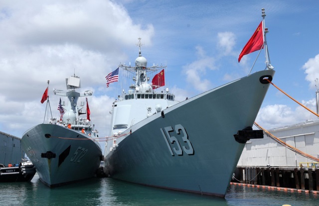停泊珍珠港碼頭的中國(guó)海軍艦艇編隊(duì)導(dǎo)彈驅(qū)逐艦西安艦（右）和導(dǎo)彈護(hù)衛(wèi)艦衡水艦。