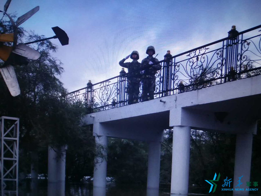 ↑中秋佳節(jié)，珍寶島的官兵在洪水中的堅守。