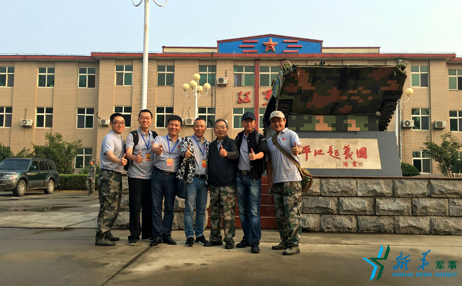 ↑“我們的長征在路上”網(wǎng)絡(luò)名人在“平江起義團(tuán)”，為這支成為中國陸軍第一支信息化部隊(duì)點(diǎn)贊。