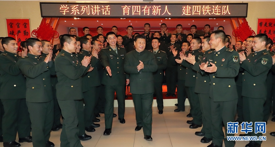 1月23日，習(xí)近平專程來到陸軍第65集團軍，深入基層連隊，看望慰問官兵，代表黨中央和中央軍委，向全軍指戰(zhàn)員、武警部隊官兵、民兵預(yù)備役人員致以誠摯問候和新春祝福。這是習(xí)近平在該集團軍&ldquo;大功三連&rdquo;同官兵在一起。新華社記者李剛攝