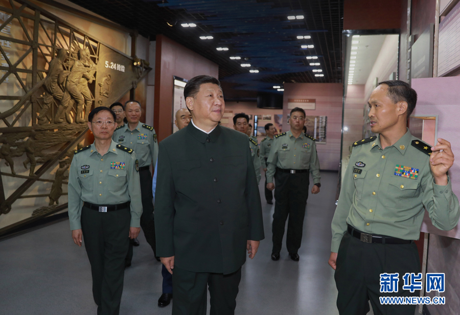 6月22日，正在山西省考察工作的中共中央總書記、國家主席、中央軍委主席習(xí)近平來到駐晉部隊某基地視察調(diào)研，代表黨中央和中央軍委，向基地組建50周年致以熱烈的祝賀，向老一輩創(chuàng)業(yè)者、廣大基地官兵致以崇高的敬意和誠摯的問候。這是習(xí)近平視察基地軍史館。新華社記者 李剛 攝