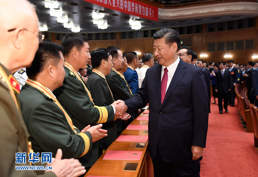 7月28日，慶祝中國人民解放軍建軍90周年文藝晚會《在黨的旗幟下》在北京人民大會堂舉行。中共中央總書記、國家主席、中央軍委主席習(xí)近平和李克強(qiáng)、張德江、俞正聲、劉云山、王岐山、張高麗等黨和國家領(lǐng)導(dǎo)人，與首都3000多名各界群眾一起觀看演出。演出開始前，習(xí)近平等與老戰(zhàn)士、老同志代表和&ldquo;八一勛章&rdquo;獲得者親切握手。新華社記者 李學(xué)仁 攝