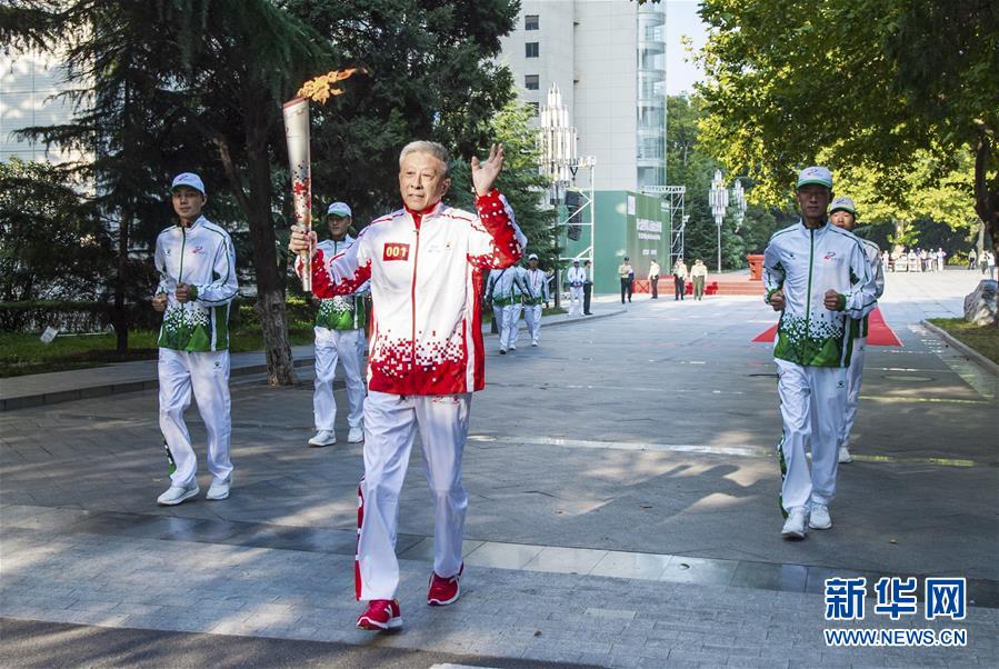 （軍運(yùn)會(huì)&middot;圖文互動(dòng)）（1）軍運(yùn)會(huì)火炬?zhèn)鬟f活動(dòng)在火箭軍工程大學(xué)舉行（配本社同題文字稿）