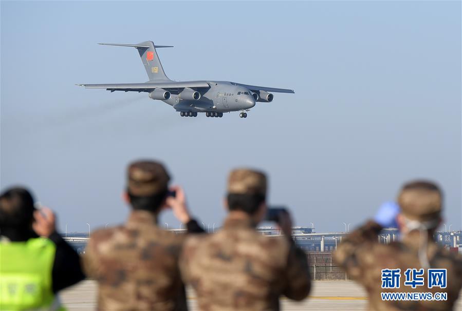 （聚焦疫情防控·圖文互動）（2）空軍第四次向武漢大規(guī)?？者\醫(yī)療隊員和物資