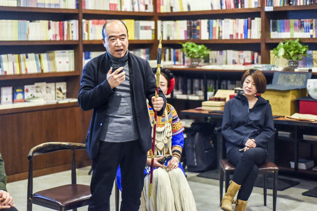 劉文濤：通過對每件兵器的復(fù)制，我們了解兵器造型與兵器制作的手藝，實現(xiàn)與古人的對話。