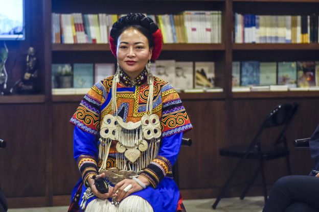 阿牛阿呷：對彝族姑娘來說，胎教就是彝族的刺繡文化，但是當我們走出來，我們覺得我們對其他支系的服飾知識了解太少了，需要學(xué)習(xí)的很多，所以開辦了這個專業(yè)。