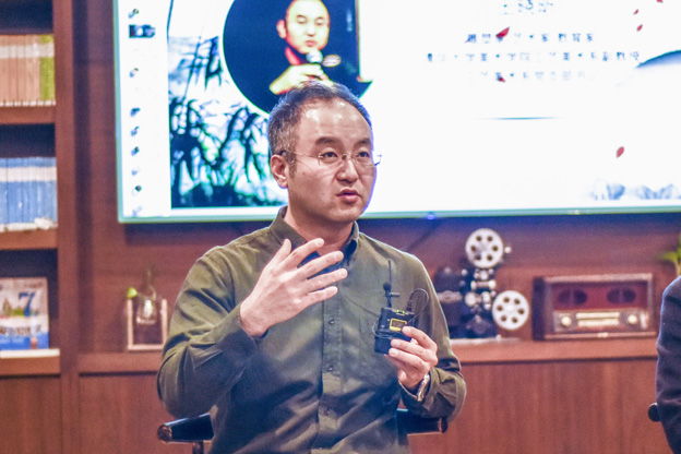 王曉昕：語言問題其實是非遺傳承所面臨的一個普遍問題。非遺傳承人可能有很好的技藝，但是因為語言問題沒有辦法與外面的人交流，就失去了傳承的機會。