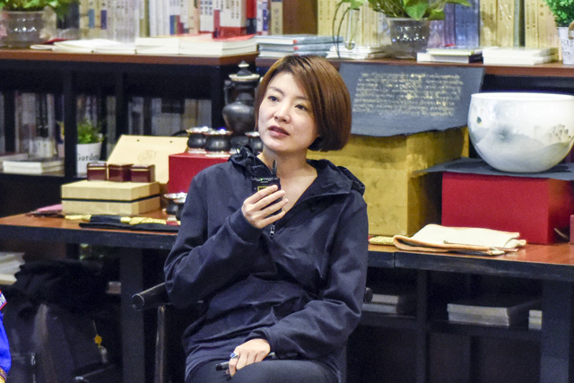 秦思：堅(jiān)持還是因?yàn)闊釔?，我一直想把有意義的事情做得有意思。我希望有更多的人來關(guān)注非遺文化，把文化融入到工藝當(dāng)中。