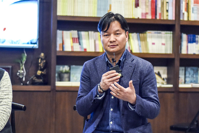 丁大為：烏銅走銀有三百年的歷史了，是云南地區(qū)獨(dú)有的技藝。這門技藝入門大概需要3年，學(xué)成需要20年。用語言去表達(dá)它其實(shí)是很難的。