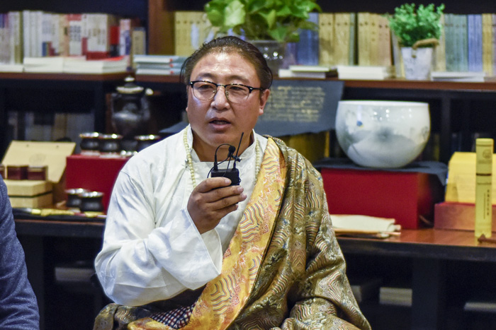安久·白瑪群加：絕對(duì)不能為了錢做手藝的傳承人，傳承手藝是因?yàn)槲覀冇袀鞒忻褡逄厣幕呢?zé)任，要時(shí)刻謹(jǐn)記這一份責(zé)任。