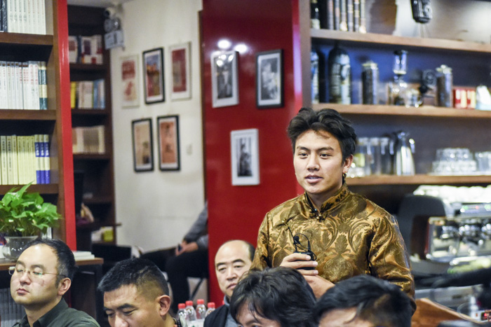 安久家族老八：我們的家族一直在做技藝的傳承，這是我們的使命，我們應(yīng)該承擔(dān)起來。希望能用我學(xué)到的知識(shí)，把我們家族的技藝推廣到更廣大的市場(chǎng)。