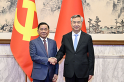 李希同越共中央政治局委員、中央書(shū)記處書(shū)記、中央檢查委員會(huì)主任陳錦繡舉行會(huì)談