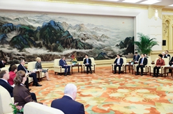 韓正會(huì)見(jiàn)中俄友好、和平與發(fā)展委員會(huì)第十四次全體會(huì)議與會(huì)代表