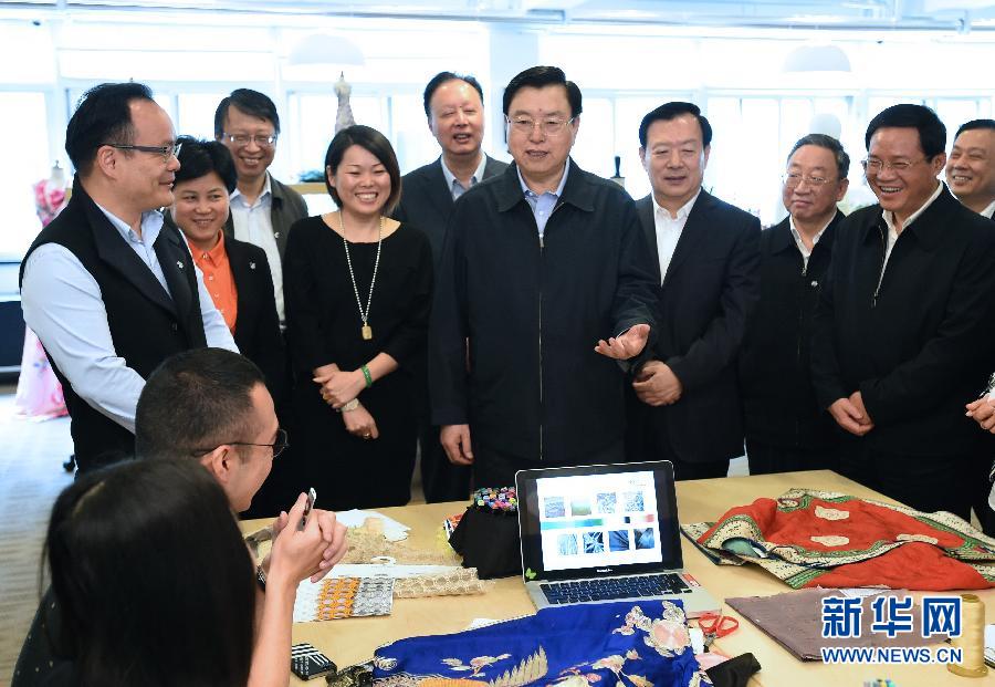5月8日至11日，中共中央政治局常委、全國人大常委會委員長張德江在浙江調(diào)研。這是5月9日，張德江來到位于嘉興市的雅瑩服裝有限公司，了解公司的服裝設(shè)計、生產(chǎn)和銷售情況。新華社記者 馬占成 攝 