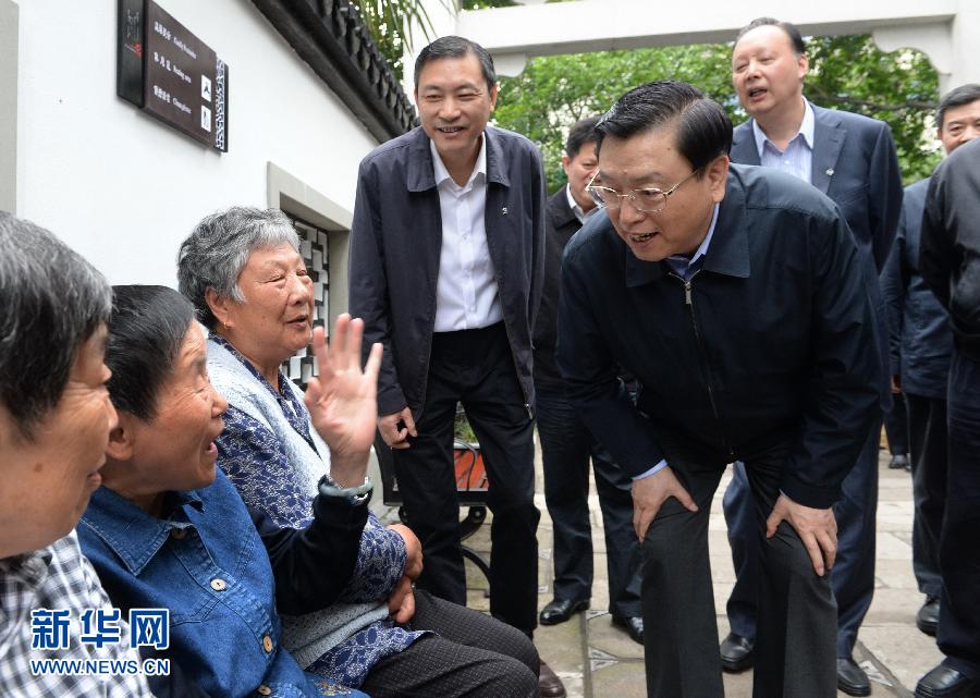這是5月10日，張德江來到杭州市小營街道調(diào)研，并與市民親切交談。新華社記者 馬占成 攝 