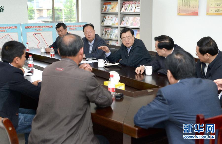 這是5月9日，張德江到湖州市妙西鎮(zhèn)調(diào)研，與基層人大代表座談。新華社記者 馬占成 攝 