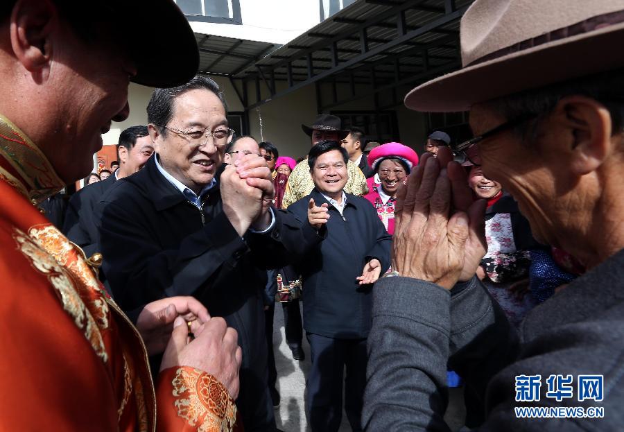 這是5月16日，俞正聲在香格里拉縣建塘鎮(zhèn)金龍社區(qū)與居民們親切交談。 新華社記者 劉衛(wèi)兵 攝
