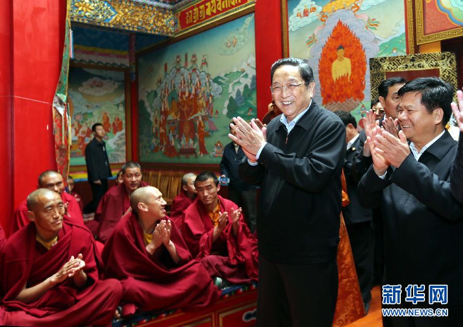 這是5月16日，俞正聲在云南佛學(xué)院迪慶藏傳佛教分院看望宗教界人士。 新華社記者 劉衛(wèi)兵 攝