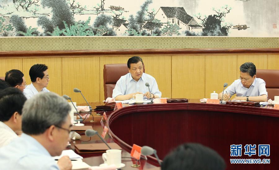 6月24日，中共中央政治局常委、中央黨的群眾路線教育實(shí)踐活動(dòng)領(lǐng)導(dǎo)小組組長(zhǎng)劉云山在北京主持召開(kāi)中央黨的群眾路線教育實(shí)踐活動(dòng)領(lǐng)導(dǎo)小組會(huì)議。新華社記者 姚大偉 攝 
