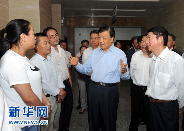 這是7月18日，劉云山在青海省政府行政服務和公共資源交易中心調研。新華社記者 饒愛民 攝