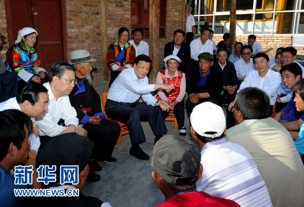 這是7月17日，劉云山在海東市互助土族自治縣東山鄉(xiāng)白牙合村同基層干部群眾座談。新華社記者 饒愛民 攝 