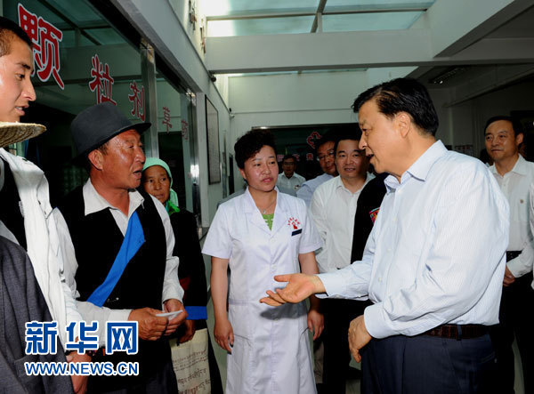 這是7月17日，劉云山在海東市互助土族自治縣中醫(yī)院調研。新華社記者 饒愛民 攝