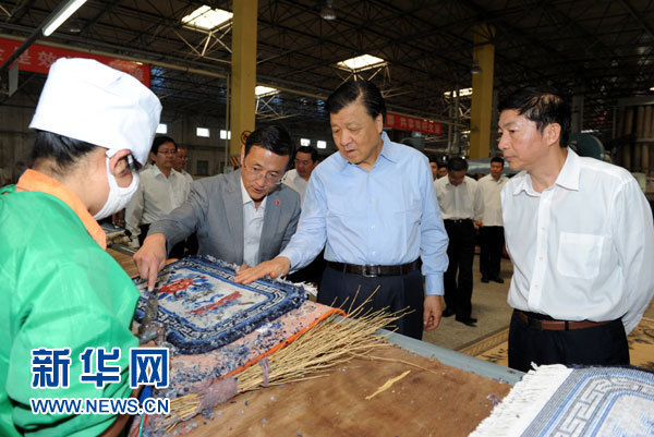 這是7月18日，劉云山在青海藏羊地毯集團有限公司調研。新華社記者 饒愛民 攝