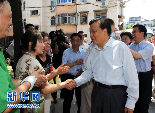 這是7月22日，劉云山在上海市普陀區(qū)桃浦鎮(zhèn)蓮花公寓居委會(huì)調(diào)研時(shí)同社區(qū)居民親切握手。新華社記者 饒愛民 攝