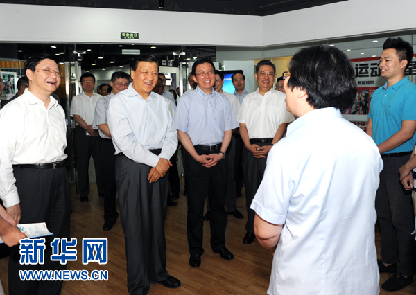 這是7月22日，劉云山在上海市靜安區(qū)就樓宇黨建工作進(jìn)行調(diào)研。新華社記者 饒愛民 攝 
