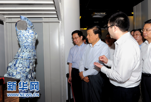 這是7月22日，劉云山在上海國家對外文化貿(mào)易基地調(diào)研。新華社記者 饒愛民 攝 