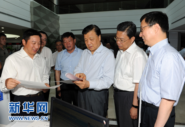  7月22日至23日，中共中央政治局常委、中央書記處書記劉云山在上海調(diào)研。這是7月22日，劉云山在中國（上海）自貿(mào)試驗(yàn)區(qū)外高橋綜合服務(wù)大廳調(diào)研。新華社記者 饒愛民 攝 
